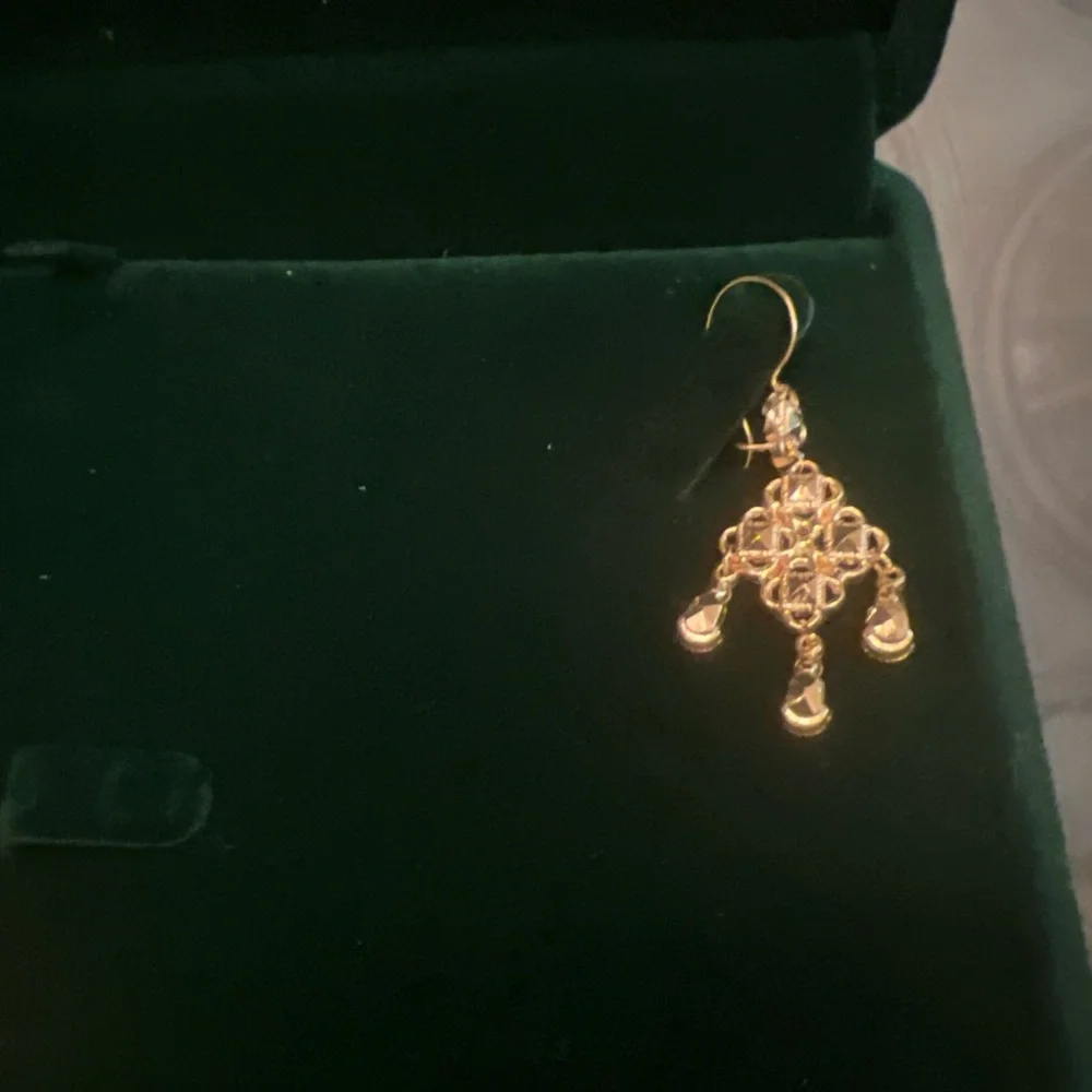 Elegant Gold Necklace - Picture 5 of 8